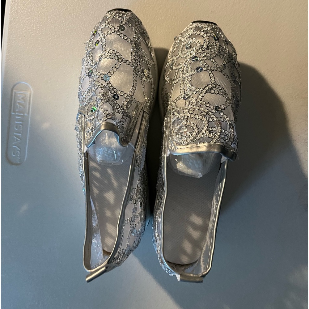 Women’s glitter sequin sneakers. Size 8.